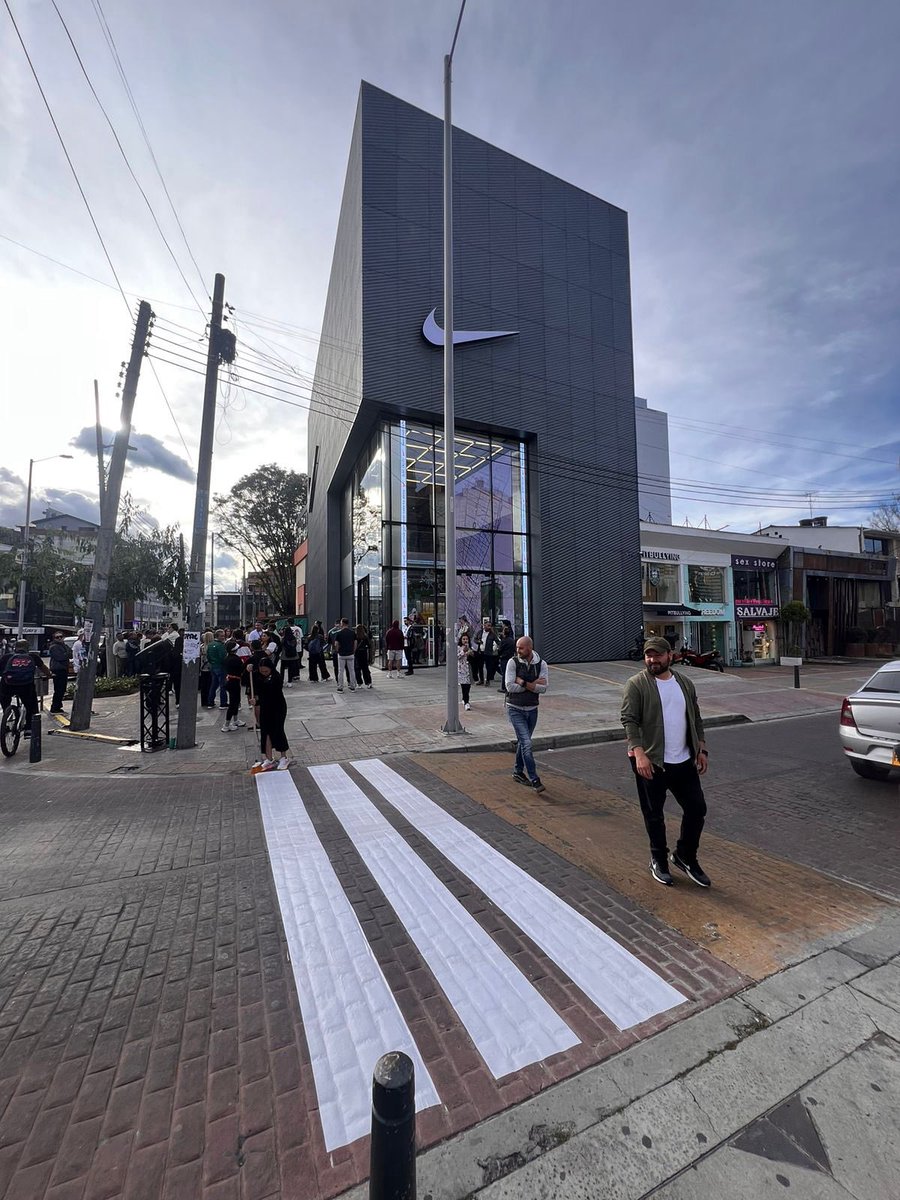 🚨 Nike abrió una tienda al frente de Adidas en Bogotá. En la apertura, la marca de las 3 rayas también dijo presente
