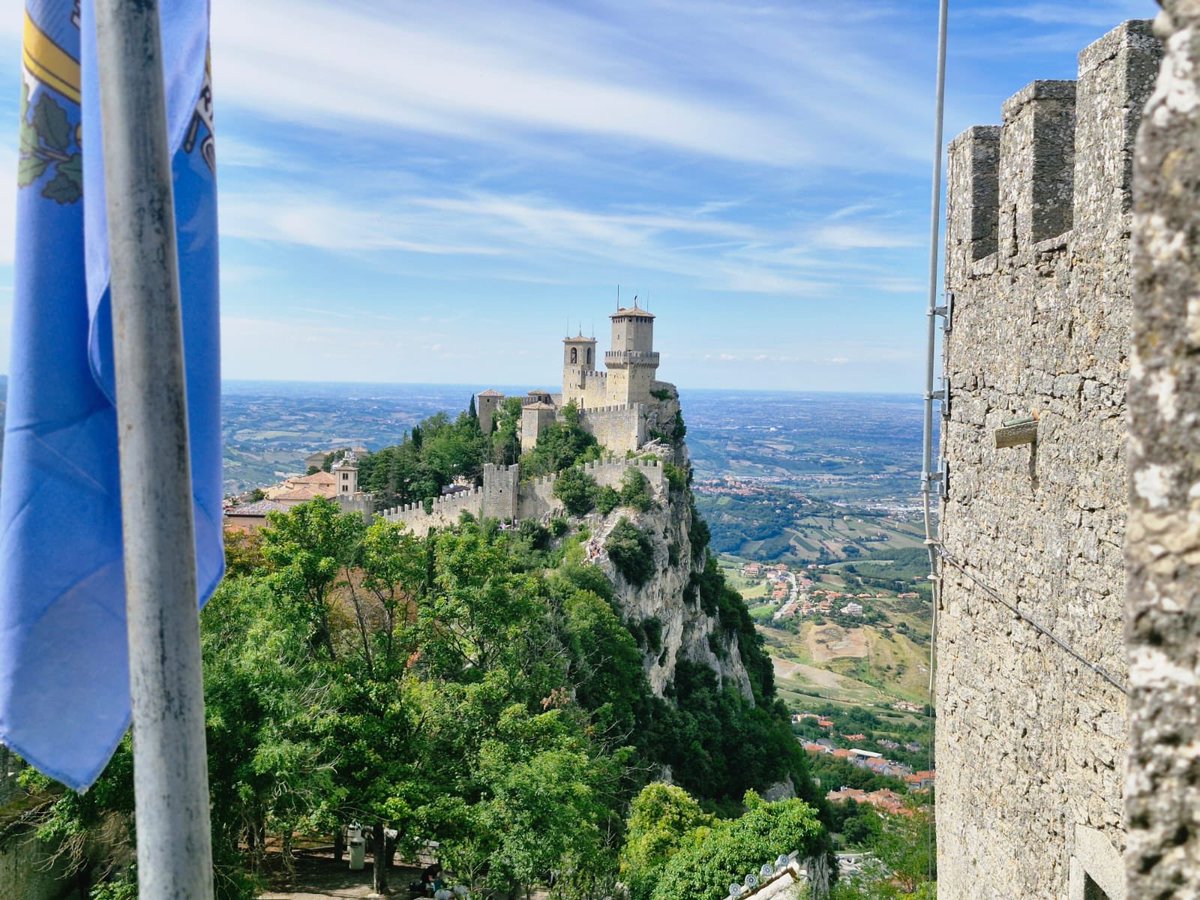 Anotações Tricolores, por Alexandre BISbrecht (@jogosspfc) on Twitter photo Há dez anos, fui a San Marino, viagem de que gostei muito, mesmo passando apenas algumas poucas horas ali. Ontem, foi a vez de meu filho fazer o mesmo passeio, e ele quis tirar fotos dos mesmos lugares de onde tirei. Ele pegou um céu mais bonito; eu peguei uma luz mais bonita. Há dez anos, fui a San Marino, viagem de que gostei muito, mesmo passando apenas algumas poucas horas ali. Ontem, foi a vez de meu filho fazer o mesmo passeio, e ele quis tirar fotos dos mesmos lugares de onde tirei. Ele pegou um céu mais bonito; eu peguei uma luz mais bonita.