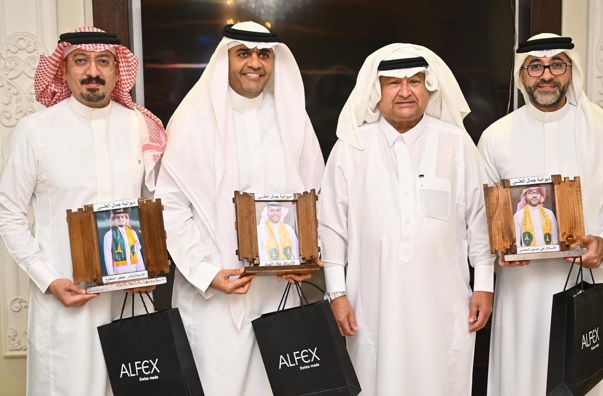 سعدنا هذه الليله بتكريم المهندس علاء الهمل  رئيس وأعضاء مجلس اداره نادي الخليج في ليله جمعت انديه محافظه القطيف الف شكر للجميع المبدعين يستاهلون التكريم 🤲🤲🤲