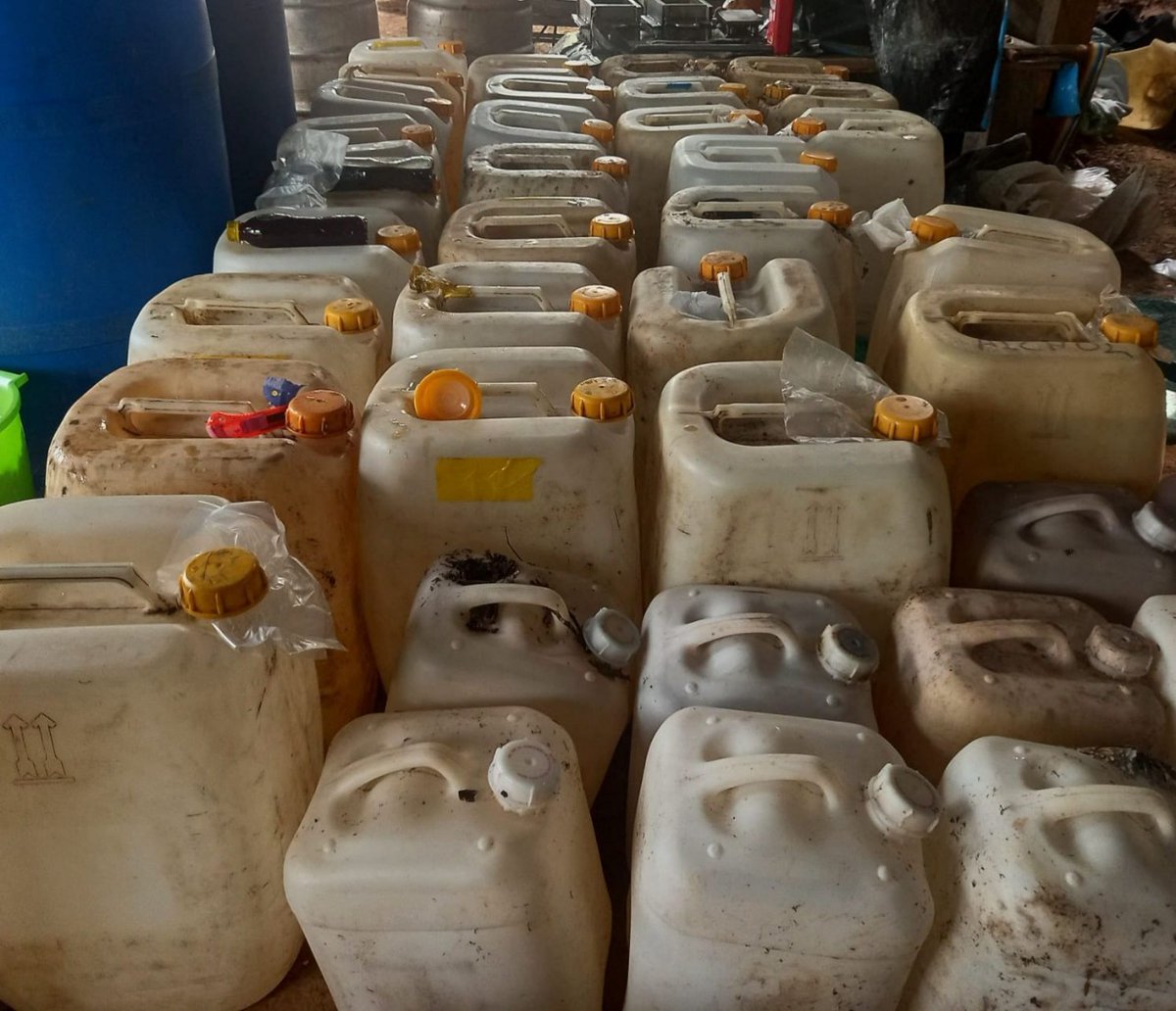 #Vraem🚔 | En operativo contra el tráfico ilícito de #drogas, efectivos del Departamento de Operaciones Tácticas Antidrogas Palmapampa destruyeron e incineraron:
✅ Un laboratorio clandestino
✅ 632 kg de sulfato de cocaína
✅ 4 600 kg de hojas de coca en maceración