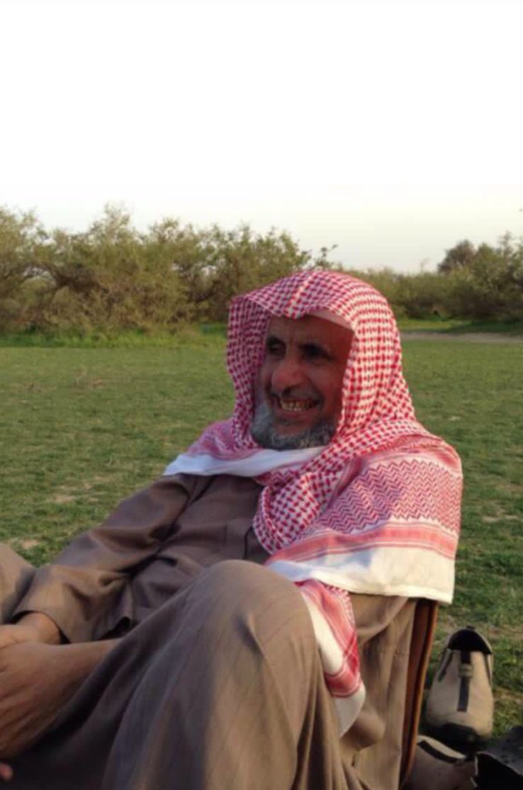 محمد بن عبدالله السلامة -رحمه الله- كان “والدي الثاني” عن حق.
أعطى لحياتي معنًى مختلفًا، ورافقني كظل لا يغيب، وكصوت لا يخطئ التوقيت حين تشتد الحيرة.
كان إذا حضر سكن الضجيج، وإذا غاب بقي أثره في تفاصيل اليوم.
ابتسامته لا تفارقه حتى في أشد ابتلاءاته، وهدوؤه يشبه طمأنينة المساجد