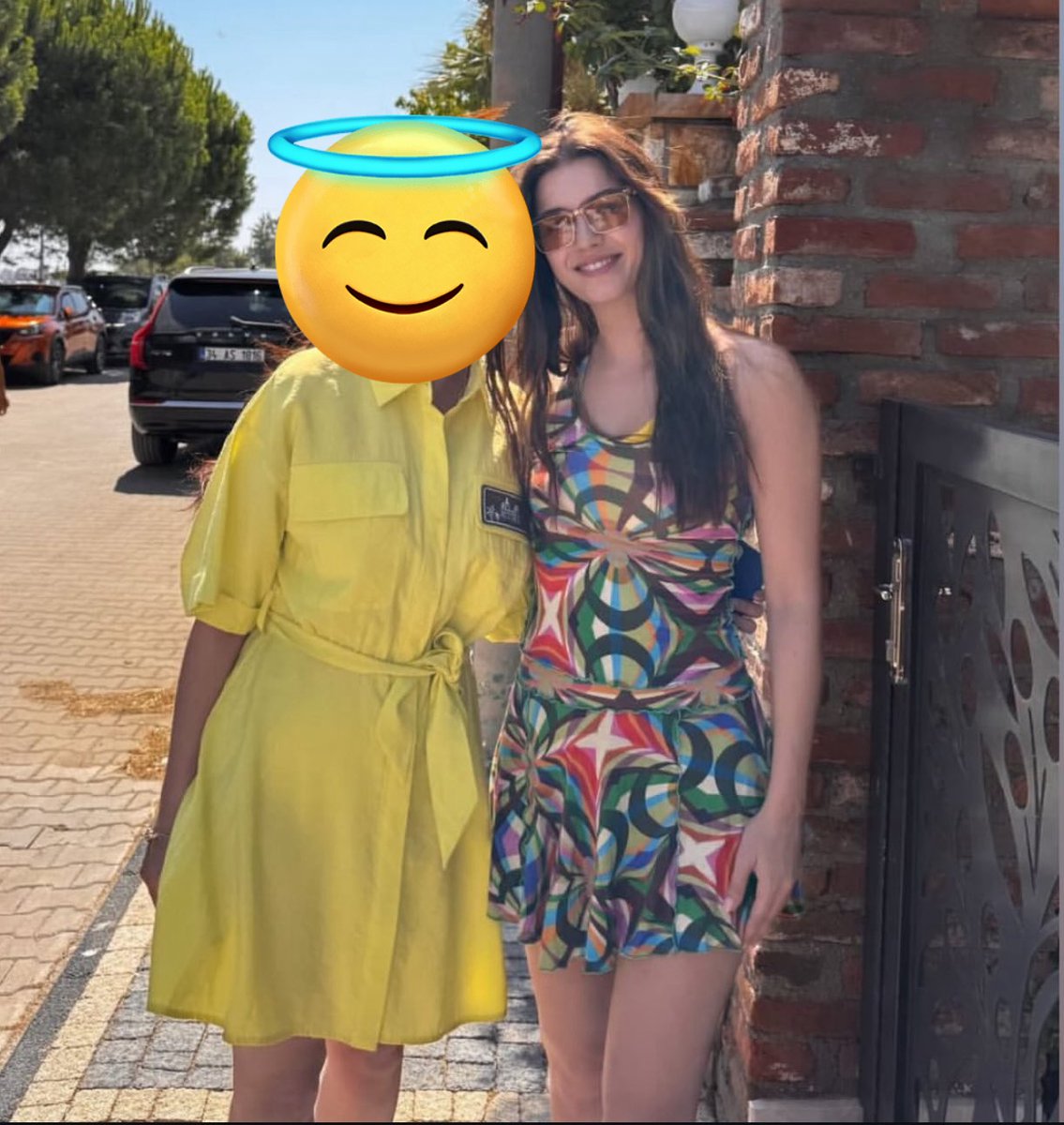 huyde12's tweet photo. Afra Saraçoğlu ve fanları 💫
(Fanlar yüzünü kapattım...) https://t.co/jlgknml1B8