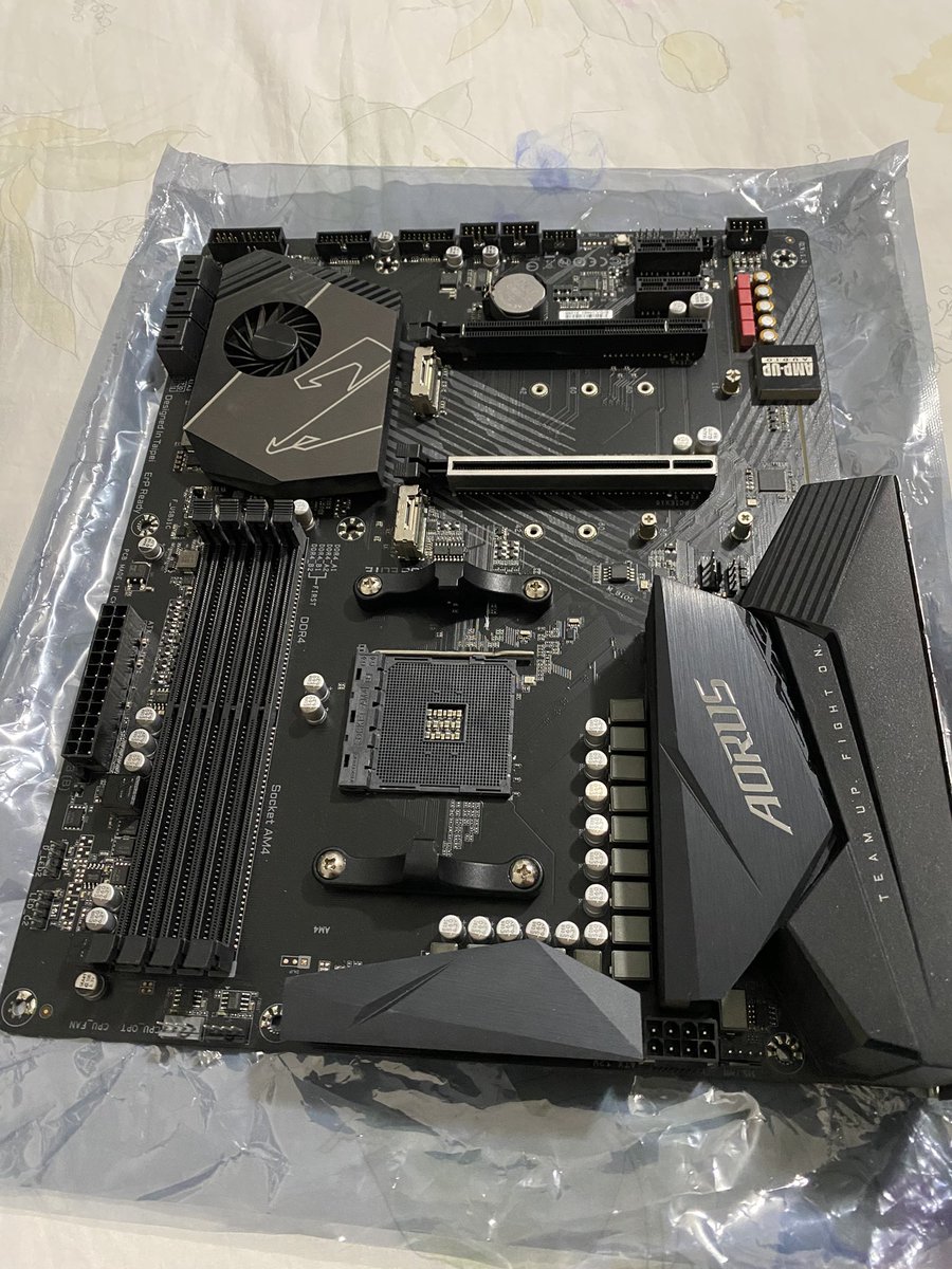 Vendendo 

Interessados chamar no privado 

PLACA MÃE GIGABYTE - AORUS ELITE X570 

R$ 1.100,00 (reais) 

Motivo:  

upei processador pra ddr5 sem necessidade e o resto teve que upar tb.

Rt’s pra ajudar pfvr quem puder, obg ! Sz