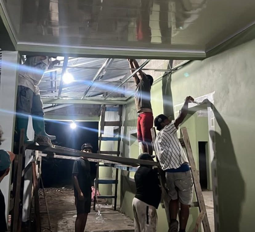 Avanza la reparación del techo del Centro Comunal Santa Elena en Meámbar, Comayagua, gracias a la gestión de los diputados <a href="/PanchameRonald/">Ronald Panchame</a> y <a href="/OscarMa72971295/">Oscar Marquez</a>, una respuesta al llamado de la comunidad para recuperar un espacio seguro, funcional y digno para sus actividades