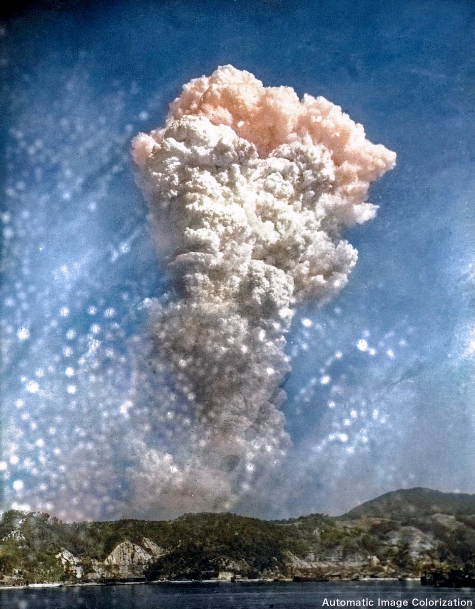 80年前の今日。1945年8月6日8時15分，広島市への原子爆弾投下。推定人口35万人のうち，9万〜16万6千人が，被爆から2〜4か月以内に死亡したとされる。写真は呉市の吉浦町（現：若葉町）の海軍工廠砲煩実験部から尾木正己が撮影したきのこ雲。ニューラルネットワークによる自動色付け＋手動補正。