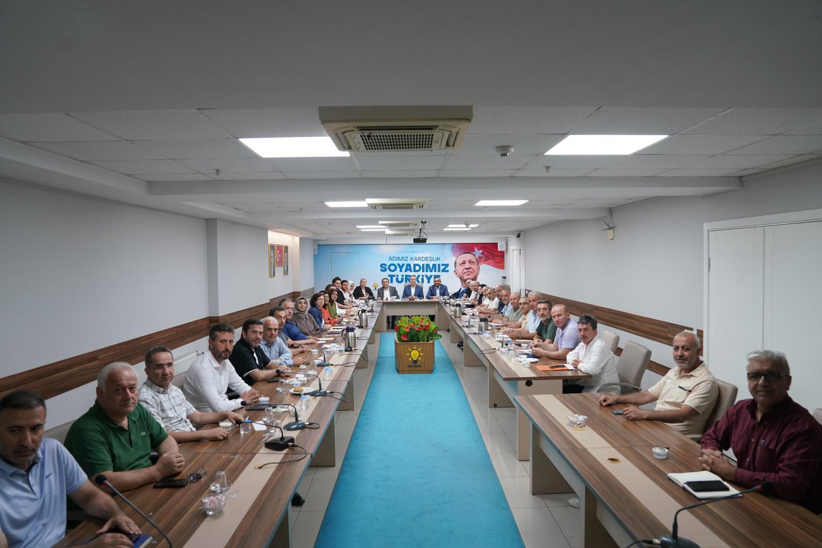 Ak Parti Ümraniye İlçe Başkanlığımızdayız. Türkiye ekonomik zorlukları aşıyor,terörsüz Türkiye sürecini hayata geçiriyor, bu topraklarda tekrar büyük ve güçlü Türkiye hedefimizi Liderimiz <a href="/RTErdogan/">Recep Tayyip Erdoğan</a> la gerçekleştiriyoruz. YAŞASIN TÜRKİYE YÜZYILI <a href="/abdullahozdemir/">Abdullah Özdemir</a> <a href="/cetinkaya_salim/">Salim Çetinkaya</a>