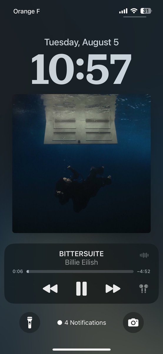 mateeaka's tweet image. je viens de commencer à écouter billie eilish c’est trop bien voilà mdrr