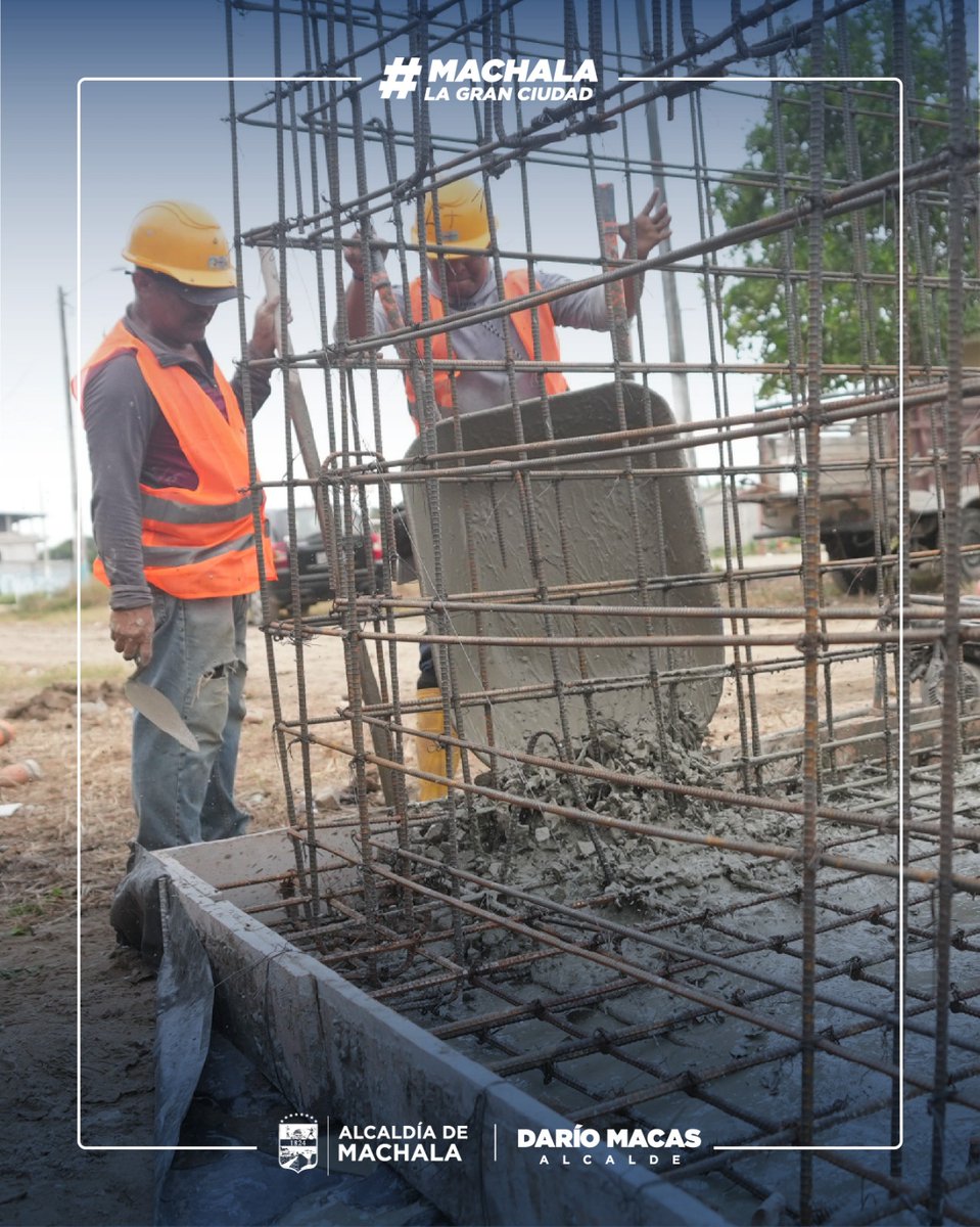 En San Ramón, la obra no para. Continuamos ejecutando los trabajos de instalaciones del sistema integral hidrosanitario que beneficiará a miles de familias.
Aquí los compañeros trabajadores construyen las cajas en las que reposarán las tuberías. Un sueño hecho realidad.