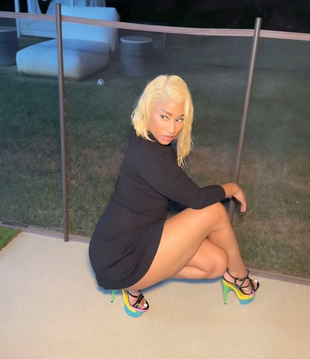 BABRZ GET UP!!!! SHE DID THE POSE!!!!!