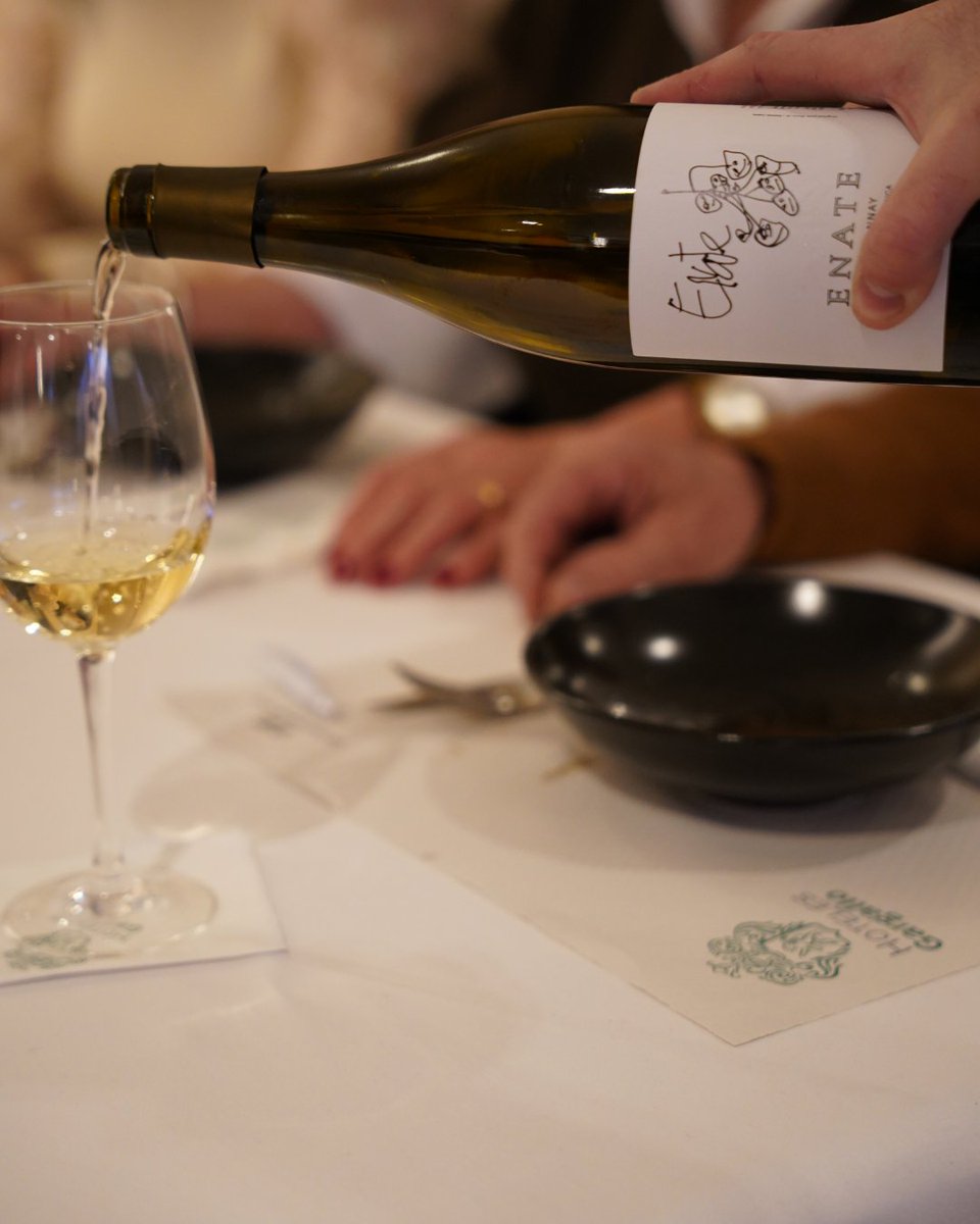 ¿Hay algo mejor que un buen maridaje de trufa y un buen vino? 🍷

La trufa negra de Aragón es uno de los manjares más apreciados en la gastronomía, y cuando se marida con un buen vino de la D.O. Somontano, el resultado es una combinación perfecta. 🌿