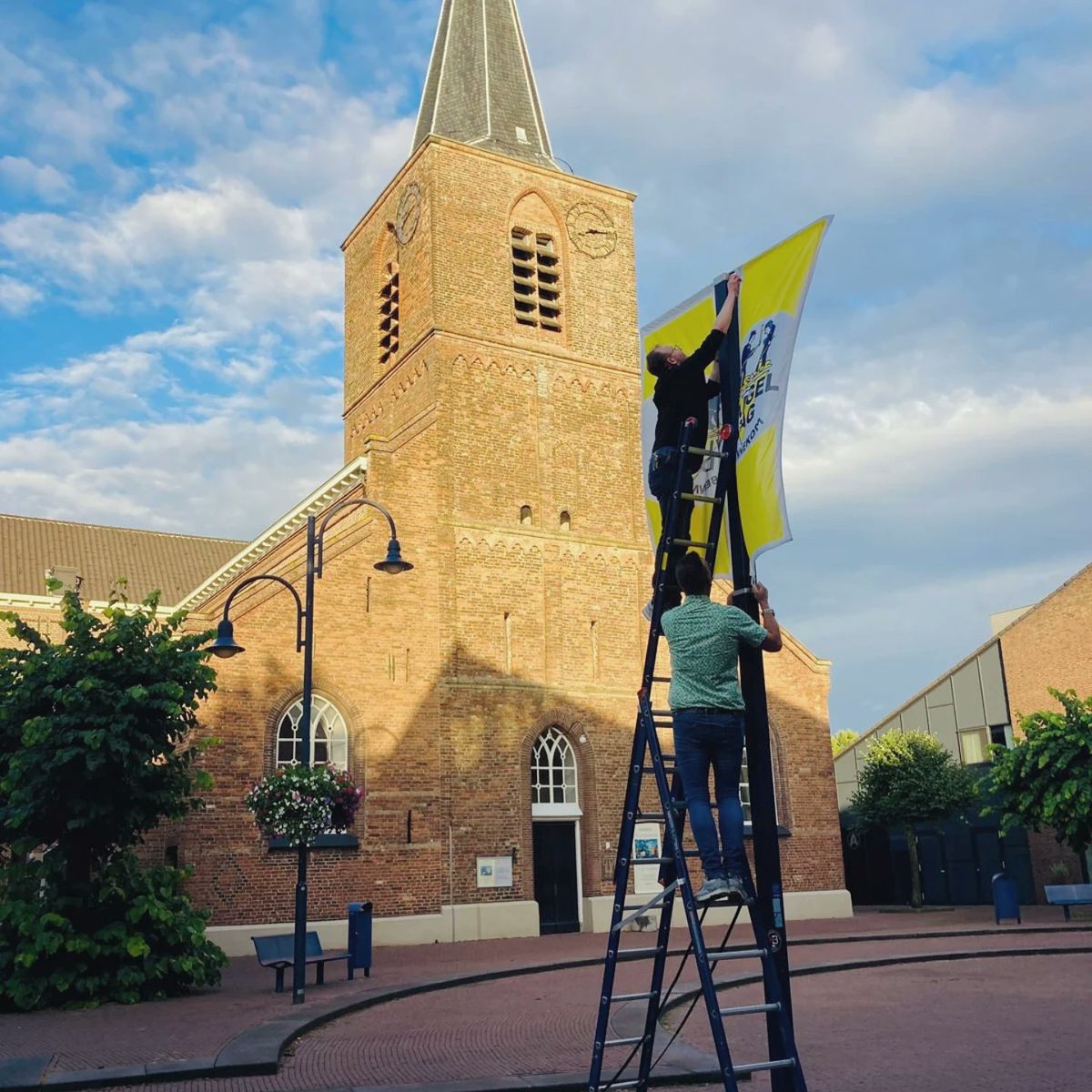 Over drie weken is het weer Vlegeldag! En om weer helemaal in de feeststemming te komen hebben onze vrijwilligers vanavond de Vlegeldag-banieren weer opgehangen. Traditiegetrouw is dit ook het moment dat de Vlegeldag-vlag weer gehesen mag worden. Hang jij de vlag ook uit?