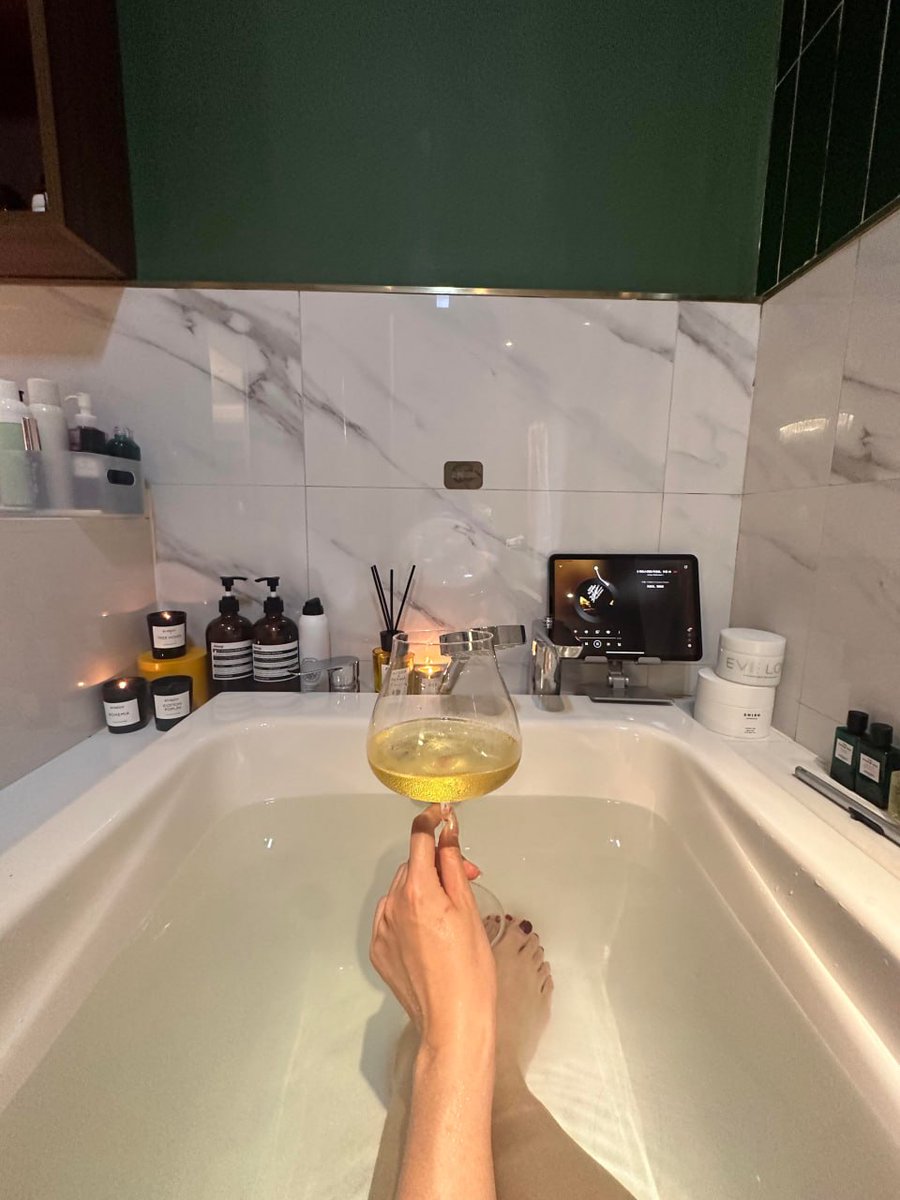 Aaaaloveballet's tweet image. Ending the day with a bubbly bath, a glass of wine, and some cozy vibes. Perfect prep for a good night’s sleep—chill, unwind, repeat.

#NightlyRoutine #SelfCareVibes #BathTime #WindDown #GoodNight