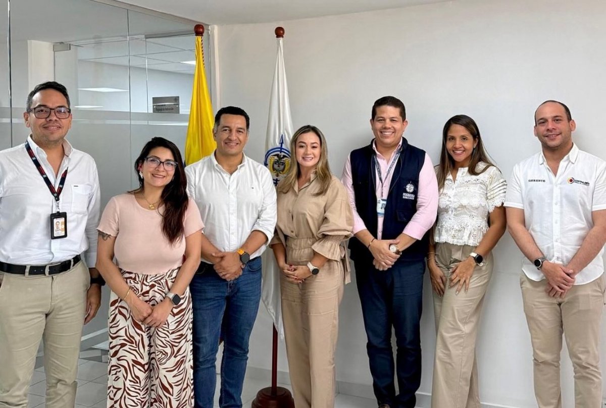 Las autoridades que en el Cesar no hacen nada por la corrupción, ayer  salieron todos corriendo a tomarse la foto con el secretario de  trasparencia. De Derecha a izquierda: Javier Martinez (hijo