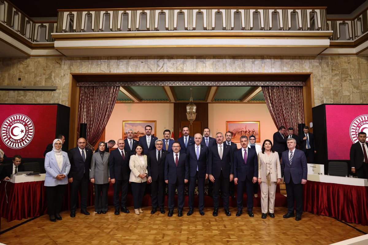 Bugün, ülkemiz ve bölgemiz adına tarihi bir adım attık. Gazi Meclisimizde, Milli Dayanışma, Kardeşlik ve Demokrasi Komisyonu olarak ilk toplantımızı gerçekleştirdik.

Yıllardır süregelen terör sorununa kalıcı, vicdani ve kapsayıcı çözümler üretmek amacıyla yola çıktık. Bu büyük