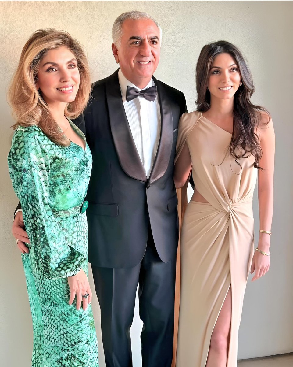 به خواست قلبی شهریار ایران، شاهزاده رضا پهلوی توجه کنیم

تاکید شاهزاده رضا پهلوی به اولویت تعیین تکلیف شکل نظام سیاسی آینده ایران از طریق همه‌پرسی توسط ملت ایران را کاملا درک می‌کنیم.

فقط تصویر بفرمایید ایشان با پذیرش احیا و بازگشت به قانون اساسی و متمم مشروطه و اعلام پادشاهی