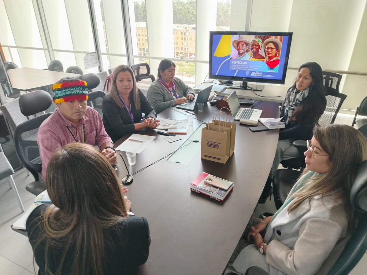 CNIPN_ECUADOR's tweet image. ⭕ El Secretario Técnico del Consejo para la Igualdad de Pueblos y Nacionalidades, Mgs. @KawarSaant , se reunió con la directora del @IEPS_Ec , Mgs. @Ariannaburgosca, para impulsar el proyecto #PROFECPIAM, que apoya iniciativas productivas de pueblos y nacionalidades.
