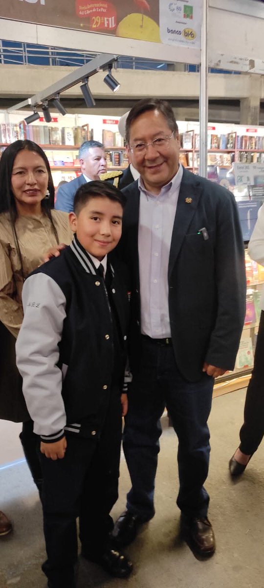 En el marco de la Feria Internacional del Libro de La Paz, niñas y niños de la Escuela República de 🇲🇽 participaron en la creación de “200 Cuentos Mágicos”, un regalo literario por el Bicentenario de 🇧🇴 y actividad en colaboración con la Editorial del Estado.