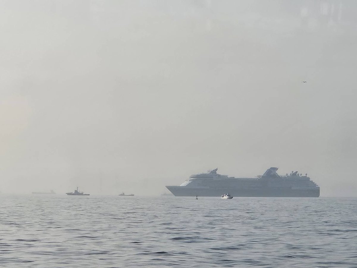 横浜港シンボルタワーの足元あたりでプレジャーボート漂流してるらしいです。写真は沖の仲間から。今は残骸だけで本体は沈んだ模様。
客船他全ての船舶の航行がストップ
沖合も混雑してきたそうです

2025.8.6 6:10 #横浜港