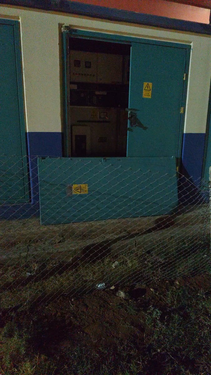HamdinErin's tweet photo. Çocuk parkının içindeki elektrik santrai... İhbar öncesi/Ihbar sonrası @TEDASKurumsal @DicleElektrikAS @Mardin_Valiligi Tedaşın büyük bir başarısı.. https://t.co/UgGUJ4mi7v