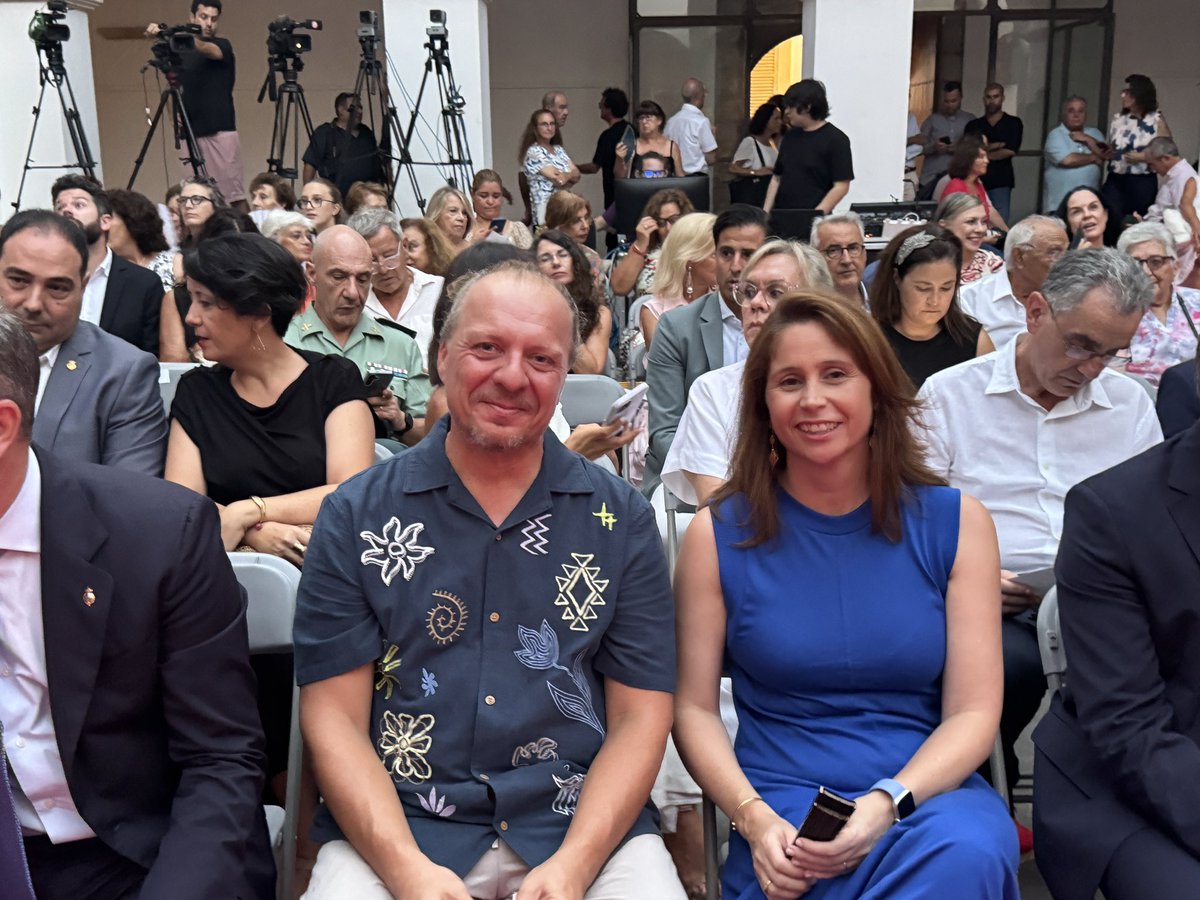 👏🏻 La nostra enhorabona a Miquel Àngel Roig-Francolí per la Medalla d'Or de la ciutat d'Eivissa. Un reconeixement a la seva trajectòria com a músic i docent.. 

👏🏻 Moltes gràcies per la teva estima i compromís amb la ciutat i l'illa d'Eivissa.