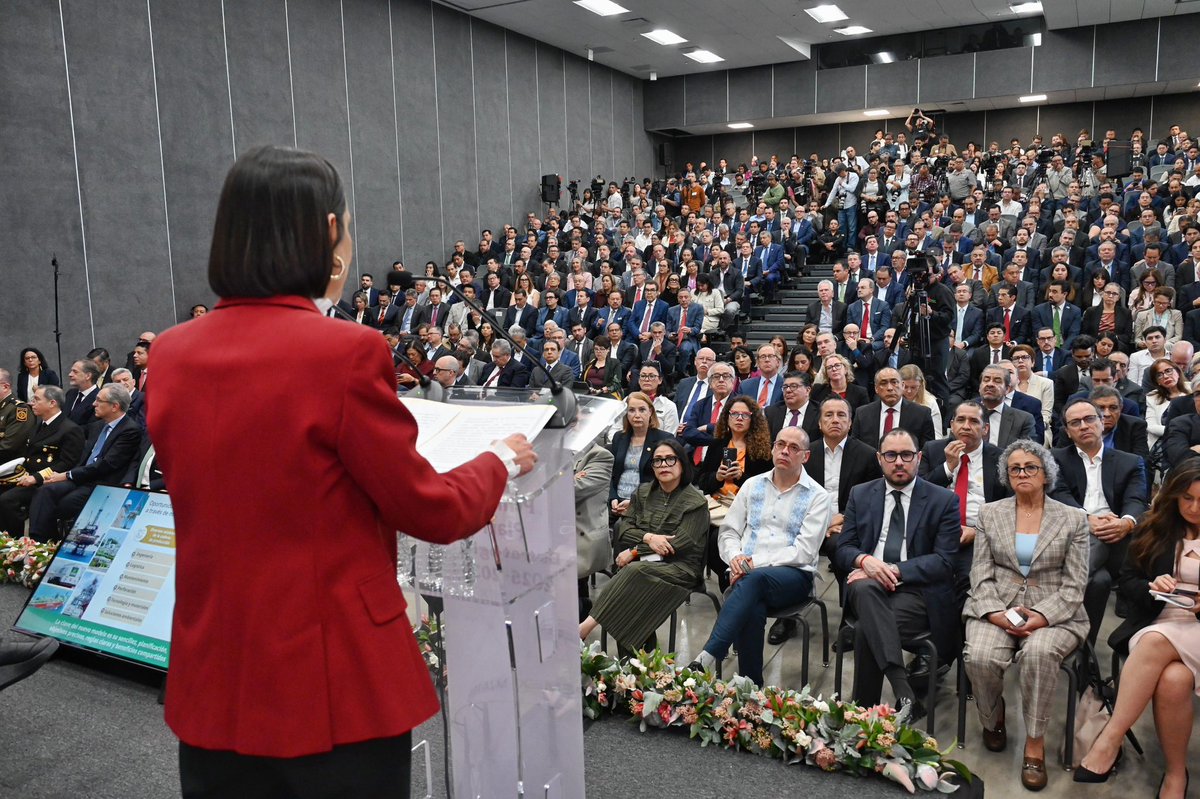 Gracias a la reforma del sector y al #PlanPemex se abren espacios para la participación privada, con orden y certidumbre. Las empresas encontrarán en <a href="/Pemex/">Petróleos Mexicanos</a> un socio confiable para desarrollar proyectos que requieren soluciones innovadoras. La participación privada es bienvenida,