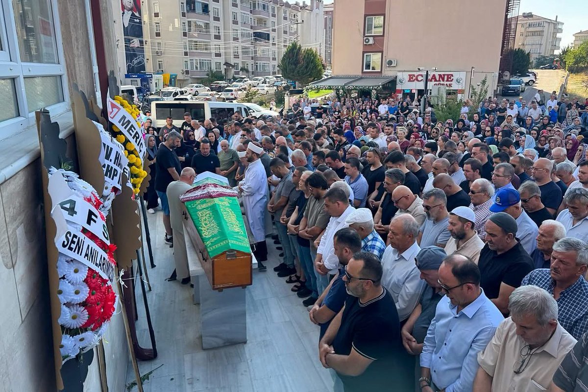 Hemşehrimiz Didem Alacı ve oğlu Doruk Kaan’ı, Mevlâna Camii’nde kılınan cenaze namazının ardından dualarla ebediyete uğurladık.
Kadına, çocuğa, insana ve her canlıya yönelen her türlü şiddetin karşısındayız.

Ruhları şâd, mekânları cennet olsun.