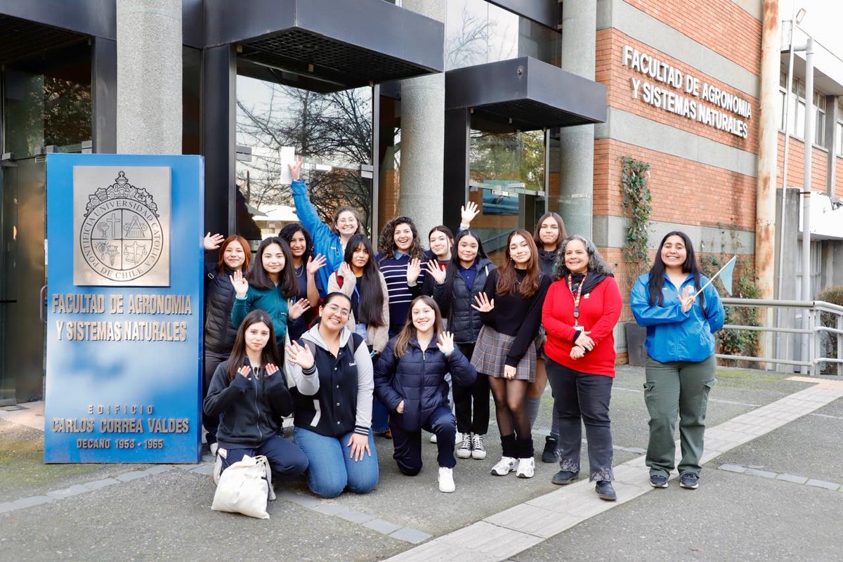 En el marco del programa "Mujeres + Matemáticas" de la Fundación Piñera Morel, estudiantes conocieron de cerca nuestros espacios de innovación: FabLab, CiberLab y Lab 5G del @centroinnovauc.

Desde el <a href="/CentroinnovaUC/">Centro de Innovación UC</a> nos comprometemos con inspirar y conectar vocaciones tempranas.