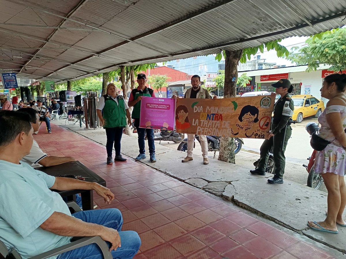 #VocesQuePrevienen | 🗣️En articulación con la Alcaldía de Villanueva, #Casanare, y <a href="/PoliciaColombia/">Policía de Colombia</a> de Infancia y Adolescencia, realizamos una jornada sobre la prevención de la trata de personas y la protección de derechos de niñas, niños y adolescentes, dirigida a comerciantes.