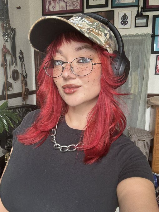 Watch Emma Magnolia's leaked NSFW photo on TwXstars