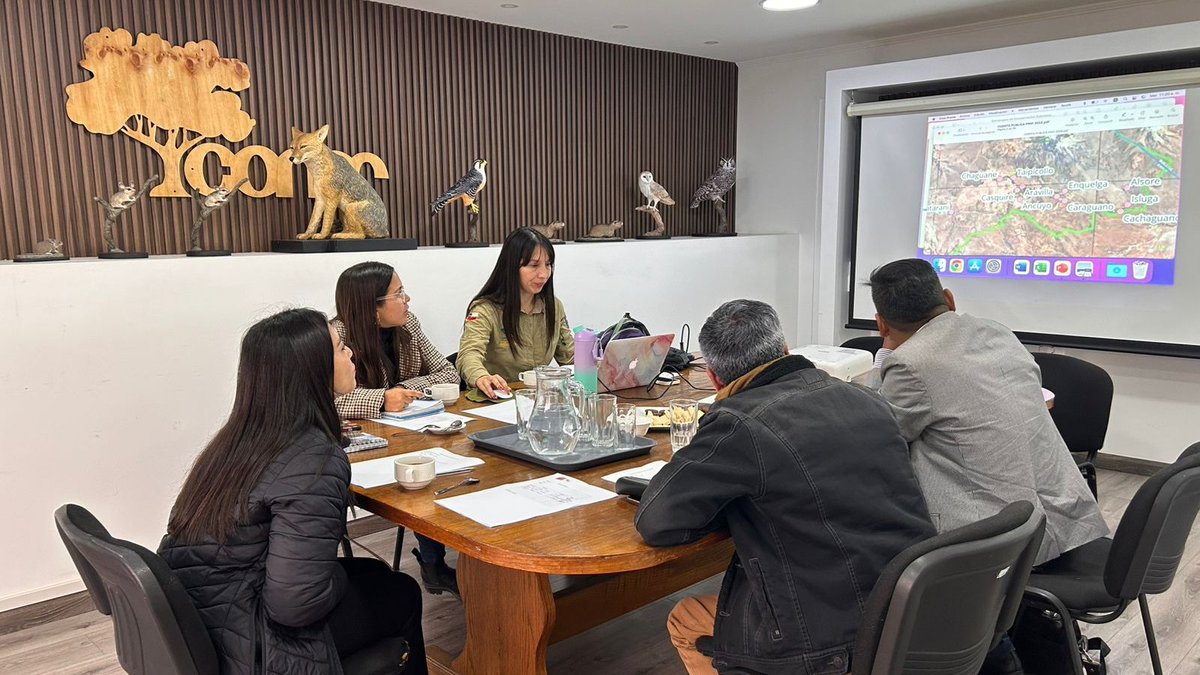 📍#IQUIQUE | Para coordinar acciones de protección de la biodiversidad, celebración del Día de la Montaña y el proceso de las termas de Enquelga para el fortalecimiento del turismo, la dir. regional de #CONAF Natalia Ortega y su equipo, sostuvieron reunión con el alcalde Colchane