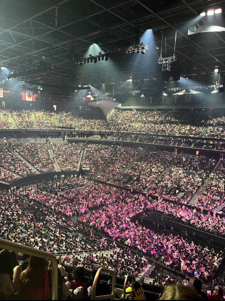 thatsso_chloe's tweet image. And the real people were here so idc