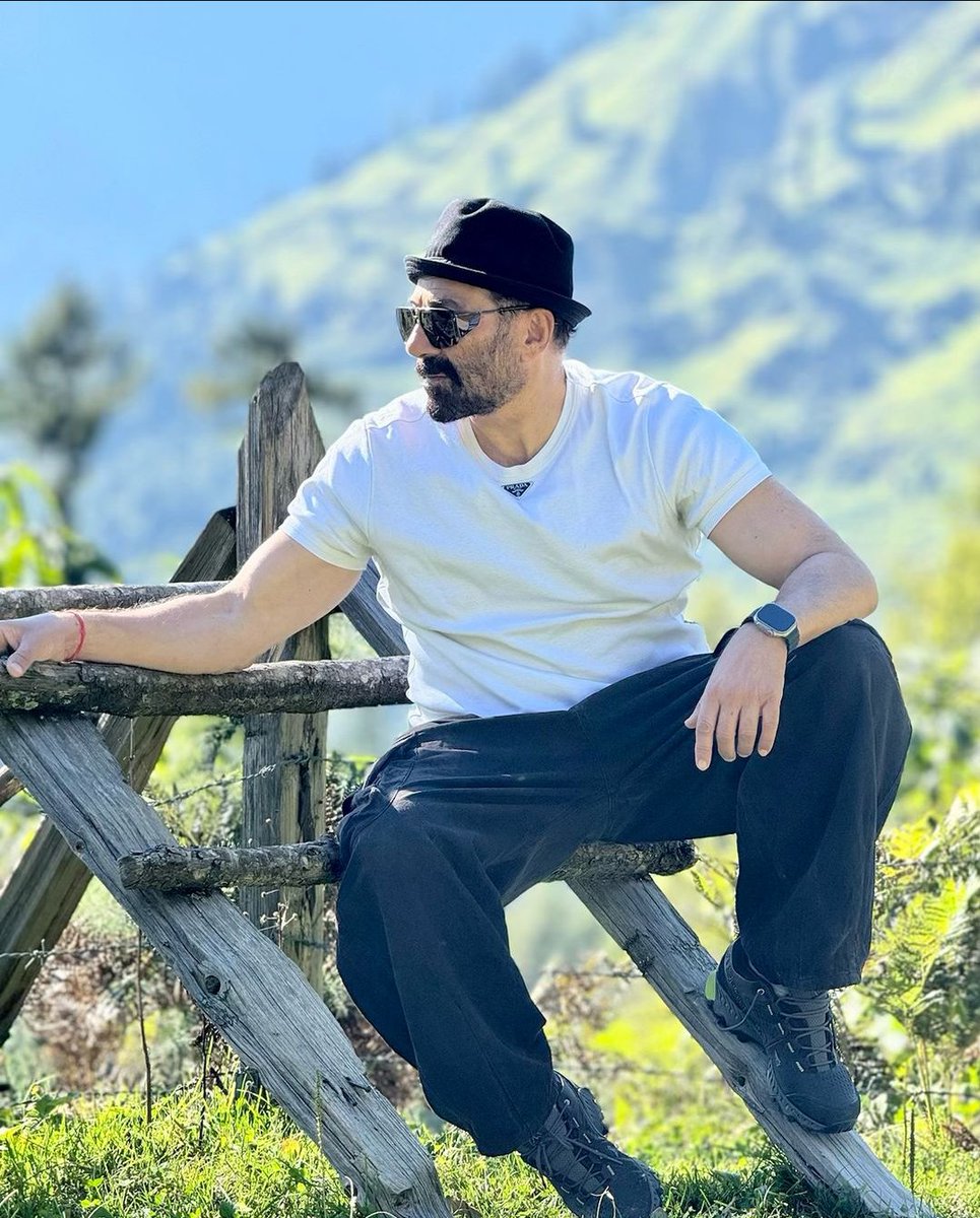 nripendraj9's tweet photo. @vicharabhio @iamsunnydeol All Time Favourite SuperStar
BB #Betaab to Mass BB #Jaat 💪
@iamsunnydeol #SunnyDeol❤️
#ActionKing🔥
Inspiration of Young Actors in Acting,Fitness &amp; Humbleness
#42YearsOfBetaab #42YearsofSunnyDeol 
will again win hearts with #Border2,#Ramayana(Part1&amp;2)
#Lahore1947 &amp; Many More👌👌 https://t.co/VU1uBgFeHW