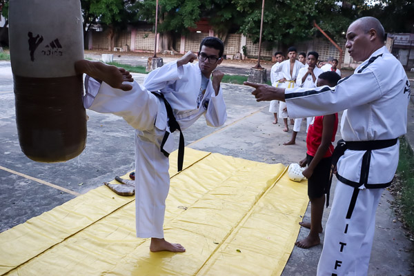 DE BASE
Padre e hijo: el mismo amor por su Escuela de #Taekwondo
Pilares de una escuela creada en el 2000 como parte de un proyecto comunitario en Cayo Hueso, en Centro Habana. #Cuba #DeporteCubano
jit.cu/NewsDetails.as…