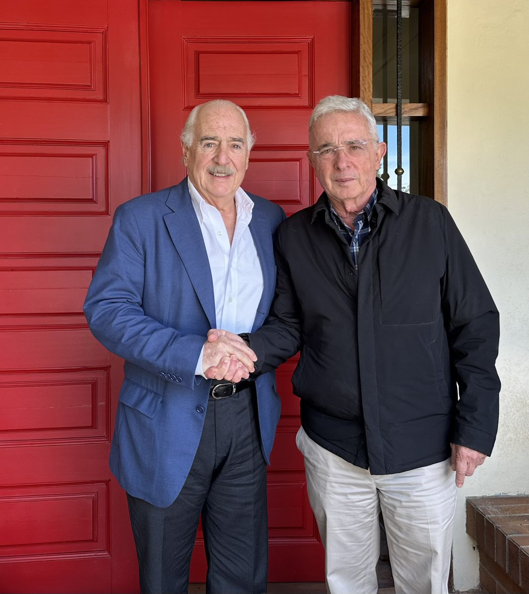 Agradecemos la grata visita del presidente <a href="/AndresPastrana_/">Andrés Pastrana A</a> al presidente <a href="/AlvaroUribeVel/">Álvaro Uribe Vélez</a>, en un gesto de solidaridad y respaldo en este difícil momento. Conversaron sobre el presente del país y las causas que los unen por Colombia.