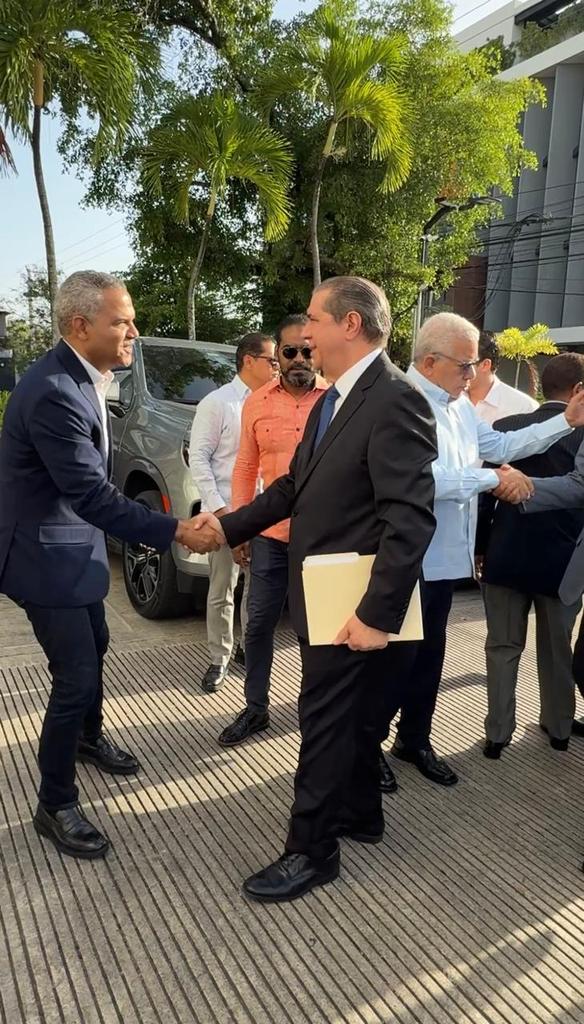 MiguelSurielP's tweet image. Saludando al próximo presidente @FJavierGarciaF al acompañarlo a su entrevista especial en el programa Panorama de la Mañana; Francisco Javier representa la vía más idónea para volver al poder en el 2028. #ConElPLDSeVivíaMejor #FranciscoJavierPresidente