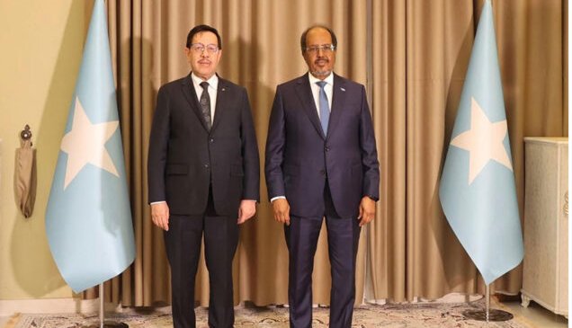 حلو نشوف موريتانيا توسّع حضورها الدبلوماسي في إفريقيا ✨
سفيرنا يقدّم أوراقه في الصومال، خطوة مهمة لتعزيز العلاقات بين بلدين شقيقين 🇲🇷🤝🇸🇴
نتمنى تعاون أكثر بين الشعوب والقلوب 💚
#موريتانيا
#الصومال
#دبلوماسية_هادئة