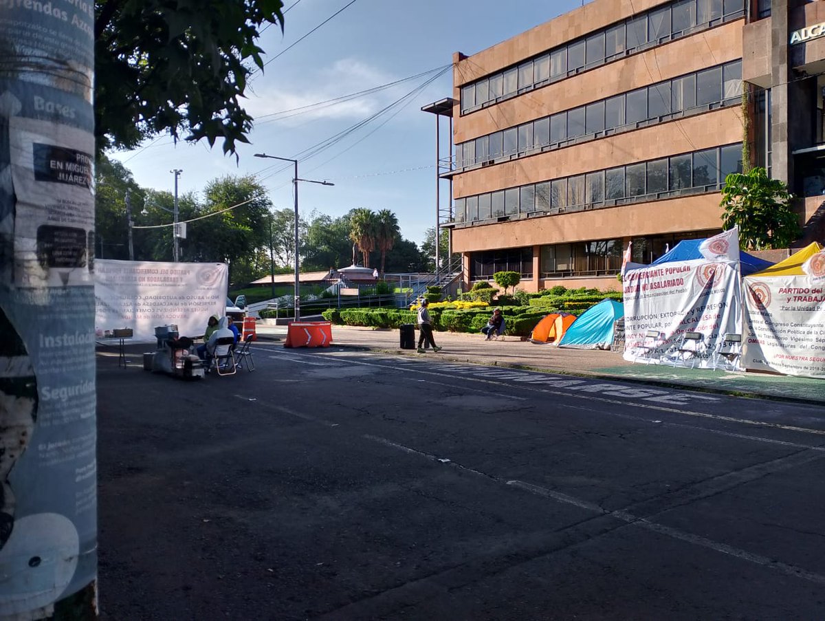 #TomaloEnCuenta  Se mantiene el bloqueo sobre la Calle Castilla Oriente y Ahuacatitla, colonia Centro de #Azcapotzalco <a href="/AzcapotzalcoMx/">Alcaldía Azcapotzalco</a>
<a href="/NancyNunezmx/">NANCY NUÑEZ</a>.<a href="/DirPCAzcapo/">Casa de Gobierno en Azcapotzalco</a> esto es por comerciantes que demandan más espacios para poder vender. <a href="/FAMAzcapo/">FRENTE AMPLIO POR MÉXICO AZCAPOTZALCO</a> <a href="/Azcapotzalco_/">Azcapotzalco_CDMX</a> <a href="/Azcapo_Denuncia/">DenunciaAzcapotzalco</a>