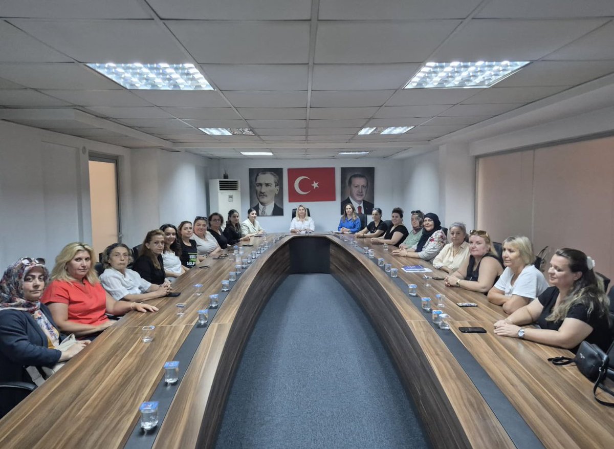 Başkanımız Yıldız Yeşilkurt’un öncülüğünde,  İl Kadın Kolları Yönetimi olarak haftalık olağan toplantımızı gerçekleştirdik.Toplantımıza nazik ziyareti ve destekleriyle katılarak bizleri onurlandıran İl Başkanımız Belgin İba ’ya teşekkür ederiz.