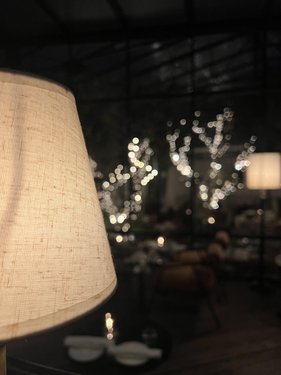 EllaKing1170's tweet image. Wrapped up work, headed to this magical spot. Fairy-lit patio, sipping Frozen Margarita—perfection. Little luxuries chase work grind away. Living beautifully, even weeknights 🍹​
#WorkToPlay #GlamorousEvenings #TreatYoSelf