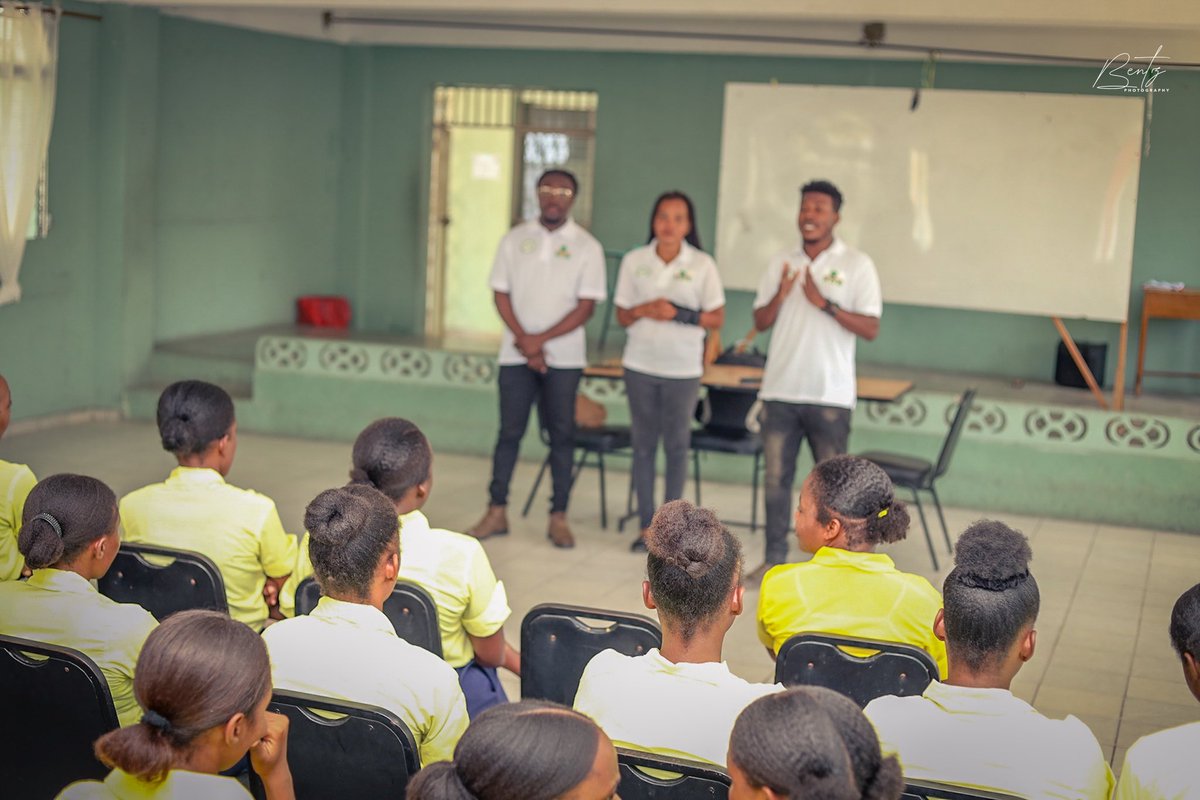 edehaiti2021's tweet photo. EDE Secours (@EdeSecours) était à l’École Nationale d’Infirmières des Cayes pour échanger avec les professionnelles de demain. Une belle occasion de partager les valeurs humaines et la vision sociale du parti EDE, aux côtés de celles qui incarnent l’avenir de notre système de santé.