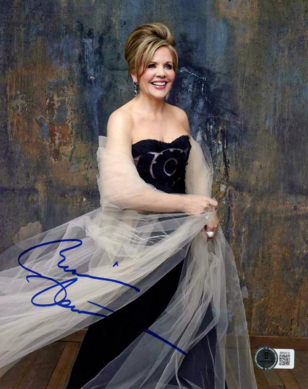 VeriSigned's tweet image. A stunning lineup of authentic signed photos from opera powerhouse #ReneeFleming—VeriSigned brings the soprano magic center stage. eBay tinyurl.com/2zesrz8k and Amazon tinyurl.com/yrrucnjm
#ReneeFleming #OperaLegend #SopranoStar #authentic #beckett