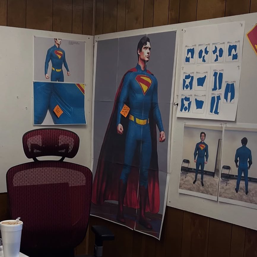 Arte conceitual para uma versão sem a cueca do traje do Superman de David Corenswet.