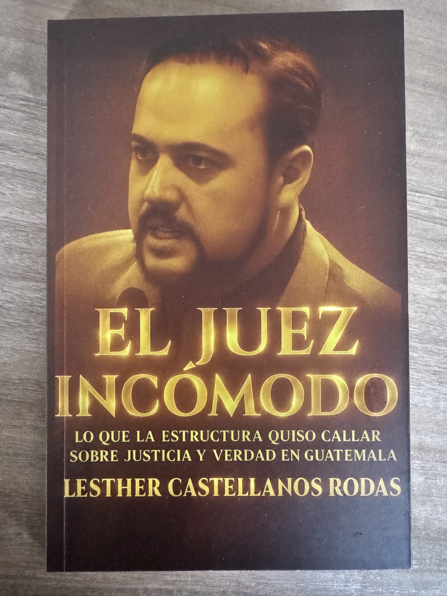 Luis H. Azmitia (@lhazmitia) on Twitter photo 📘 “El Juez Incómodo” no es solo un libro… es una bofetada a la red de corrupción internacional que se quiso robar Guatemala.
Hoy acompañamos a Lester Castellanos <a href="/castellanosles/">Lesther Castellanos Rodas</a>, un valiente que se enfrentó a Iván Velásquez, la CICIG, La Marrana Aldana y Laparra entre otros. 📘 “El Juez Incómodo” no es solo un libro… es una bofetada a la red de corrupción internacional que se quiso robar Guatemala.
Hoy acompañamos a Lester Castellanos <a href="/castellanosles/">Lesther Castellanos Rodas</a>, un valiente que se enfrentó a Iván Velásquez, la CICIG, La Marrana Aldana y Laparra entre otros.