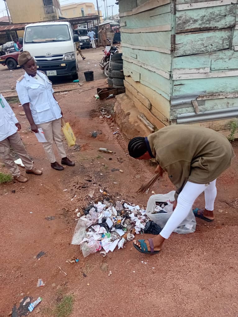 The Ministry of Environment’s EHOs carried out a sanitary inspection in Embassy area, Ado‑Ekiti.
Bakeries, pure water factories, shops &amp; residences were checked for compliance.
Food handlers got hygiene tips &amp; nuisance abatement orders.
Let’s keep Ekiti clean &amp; healthy!