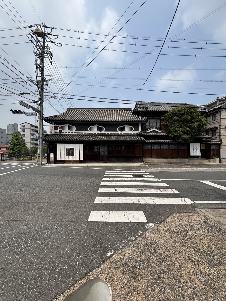 明治時代に建てられた「主屋」と昭和初期に建てられた
「離れ」。
福岡醤油ギャラリーを再生し、茶室SABOEを併設。城下町の歴史的景観に溶け込む、現代アートの迷宮。建築とアートを融合。街全体を巻き込み、多様な文化体験を提供する、他に類を見ない試み