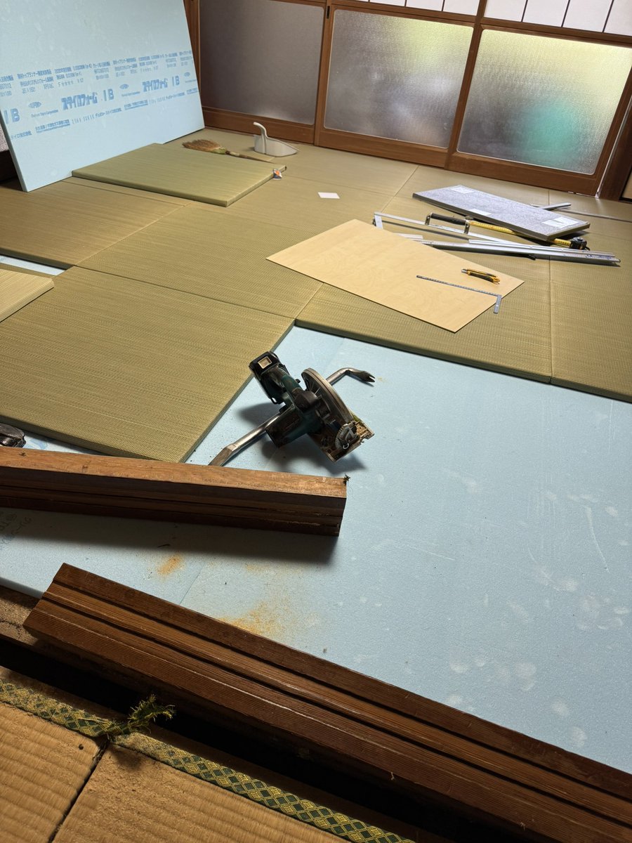 本畳からユニット畳にDIY中🔨

カッター一本あれば出来るので
和室リノベ最適解のひとつだと思います