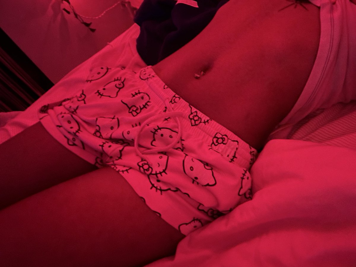 taur0o's tweet photo. red lights and hello kitty pjs till i die https://t.co/CuwaS5lmqh