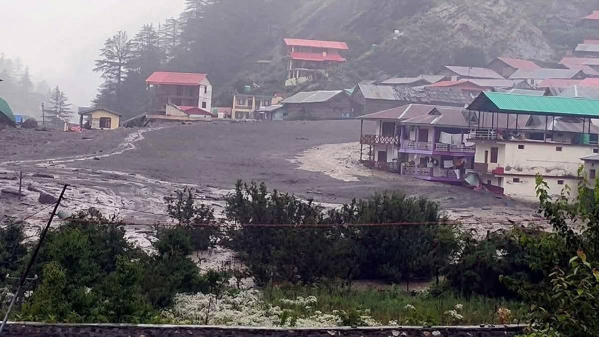 धारली गाँव डूब गया… और मेरा दिल भी।
जो वीडियो देख रही हूँ… अब तक होश में नहीं आ पाई हूँ। उत्तरकाशी के पास छोटा सा गाँव धारली — जहाँ कभी लोग चैन से रहते थे, बच्चे खेलते थे, चूल्हों से धुआं उठता था… वहाँ अब सिर्फ मलबा है, चीखें हैं, सन्नाटा है।
पूरा गाँव… पूरा गाँव बह गया।
किसी
