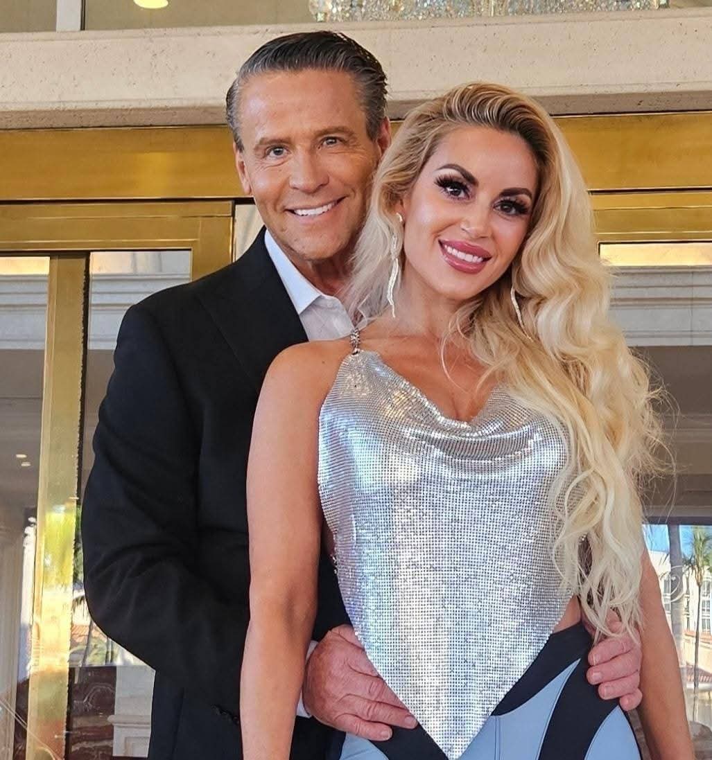 Aquí con la Barbie Humana y su Ken Sabroso 🥵😋