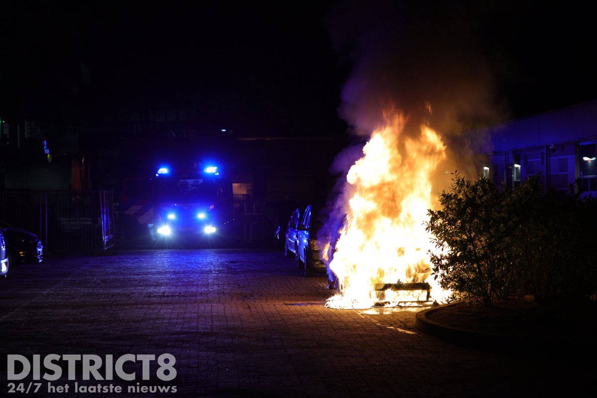 Autobrand op Troelstralaan in Delft